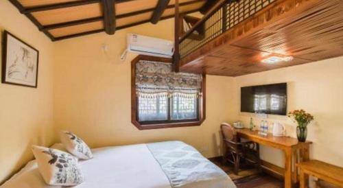 Ένα ή περισσότερα κρεβάτια σε δωμάτιο στο The Courtyard Suzhou Inn Hemu Branch