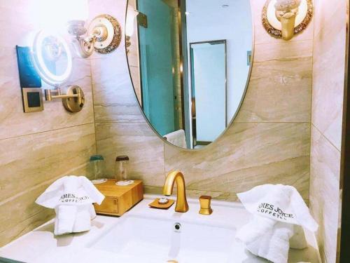 a bathroom with a sink and a large mirror at James Joyce Coffetel·Anyang Text Museum in Anyang