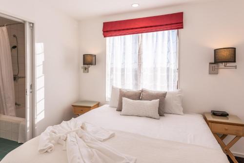 Ένα ή περισσότερα κρεβάτια σε δωμάτιο στο Fino Hotel & Suites