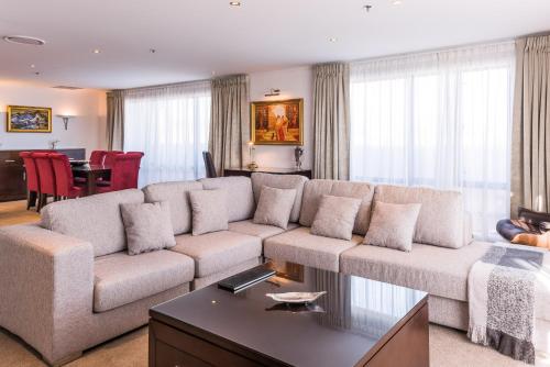 Χώρος καθιστικού στο Fino Hotel & Suites
