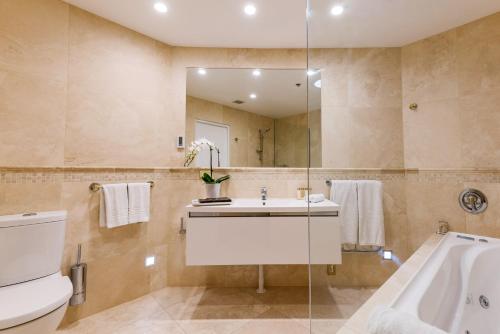 Ένα μπάνιο στο Fino Hotel & Suites