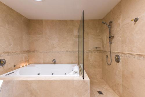 Ένα μπάνιο στο Fino Hotel & Suites