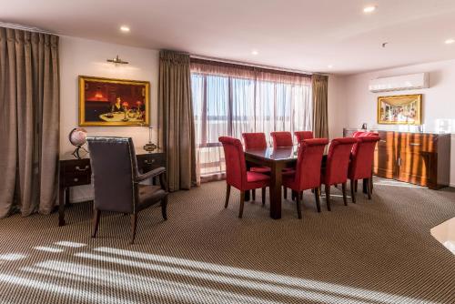 Χώρος καθιστικού στο Fino Hotel & Suites