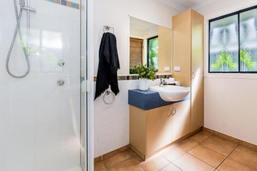 Ένα μπάνιο στο Sunbird Gardens Villa 1
