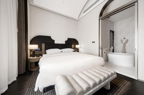 Louie Castle Sycamore Hotelにあるベッド