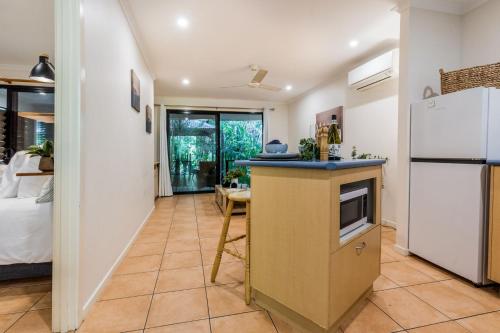 Η κουζίνα ή μικρή κουζίνα στο Sunbird Gardens Villa 1