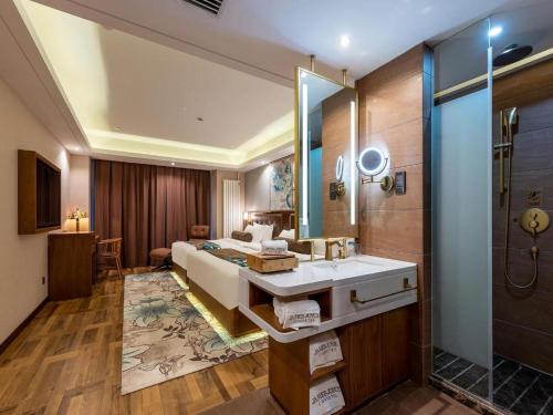 a hotel room with a bed and a shower at James Joyce Coffetel Harbin West High-speed Railway Station Wanda Plaza in Harbin