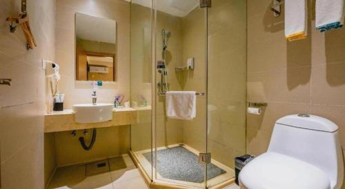 une salle de bain avec une douche, des toilettes et un lavabo dans l'établissement City Comfort Inn Nanchang Bayi Square Metro Station Wushang, à Nanchang