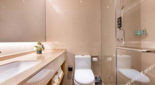 ein Badezimmer mit Badewanne, Toilette und Waschbecken in der Unterkunft City Comfort Inn Kunshan High-speed Railway Station Renmin Road in Kunshan