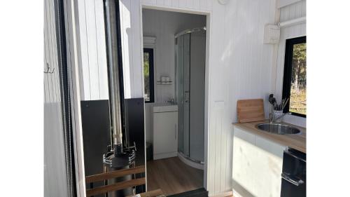 Kuchyň nebo kuchyňský kout v ubytování Ruru Tiny House by Tiny Away