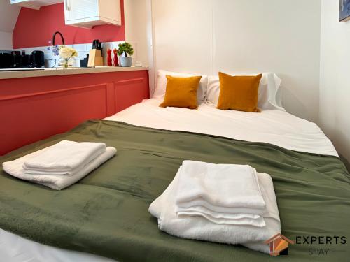 Katil atau katil-katil dalam bilik di Expert Stays 2 BR Super Central Cambridge