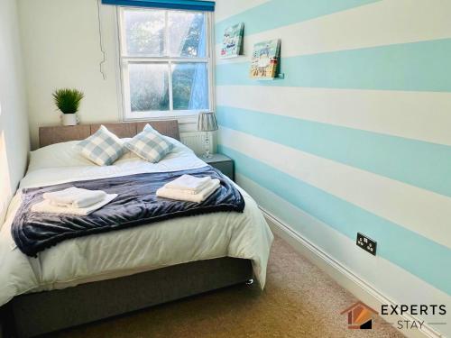 Katil atau katil-katil dalam bilik di Expert Stays 2 BR Super Central Cambridge