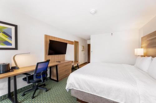 a hotel room with a bed and a desk at Holiday Inn Express San Jose Costa Rica Airport by IHG in Alajuela City
