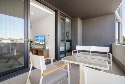 TV a/nebo společenská místnost v ubytování Modern 1-Bed Apartment with Views in Fremantle