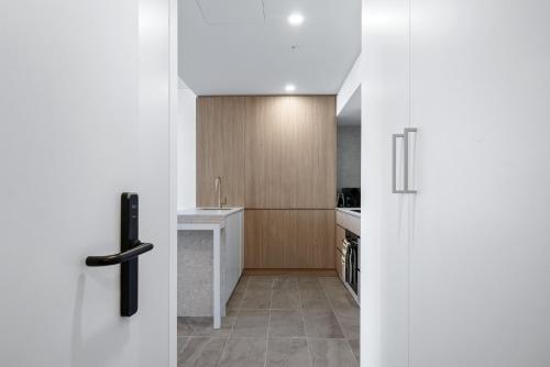Kuchyň nebo kuchyňský kout v ubytování Modern 1-Bed Apartment with Views in Fremantle