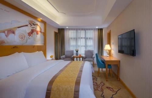 Ένα ή περισσότερα κρεβάτια σε δωμάτιο στο Vienna Hotel Chongqing Wanzhou Wanda Plaza