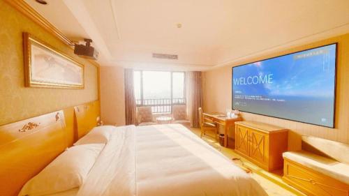 a hotel room with a large flat screen tv on the wall at Vienna Hotel Guangxi Guilin Xing'an in Guilin