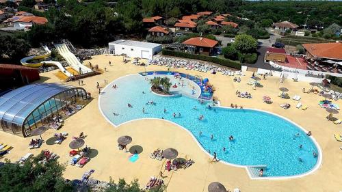 une vue aérienne d'une piscine dans un complexe hôtelier dans l'établissement Mobilhome Mimizan Plage, à Mimizan