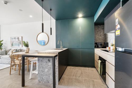 - une cuisine aux murs bleus et une table dans une chambre dans l'établissement Chic 1-Bed Escape in Fremantle with Parking, à North Fremantle