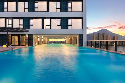 a large swimming pool in the middle of a building at Crowne Plaza Putian by IHG in Putian