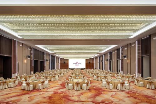 a large banquet hall with tables and chairs at Crowne Plaza Putian by IHG in Putian