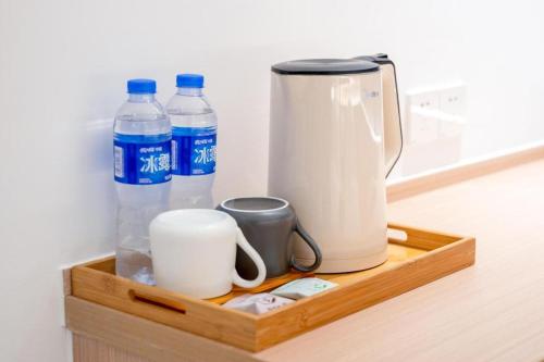 Tetera y cafetera en 杭州火车东站钱唐嘉客酒店