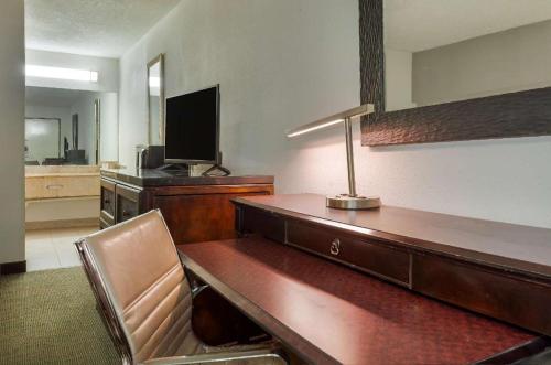 an office with a desk with a television and a lamp at Rodeway Inn Lumberton Central in Lumberton