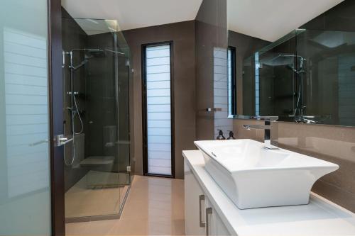 Koupelna v ubytování Blairgowrie Bay Villa - Luxe Pool and Beachfront