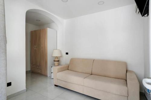 a living room with a couch and a lamp at Casa VERDE MAREMONTI in Ischia
