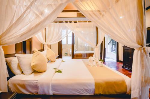 Postel nebo postele na pokoji v ubytování Khaolak Palm Beach Resort