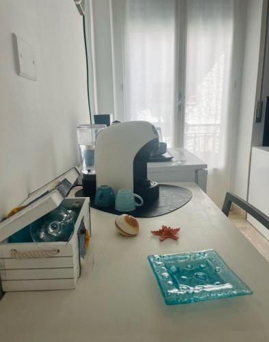 a sewing machine sitting on top of a table at SoverHouse affittacamere a Soverato Marina in Soverato Marina
