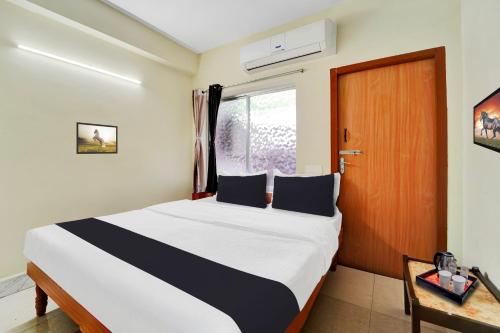 Postel nebo postele na pokoji v ubytování Super Hotel O Erode Bus Stand
