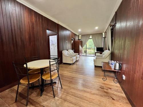 Ruang duduk di LiLLA Hilltop Retreat - Janda Baik