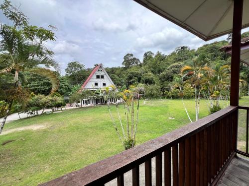Taman di luar LiLLA Hilltop Retreat - Janda Baik