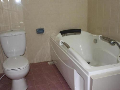 Koupelna v ubytování Dokchampa Hotel