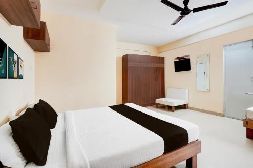 a bedroom with a bed and a ceiling fan at Super Hotel O Bellandur Bangalore in Bengaluru