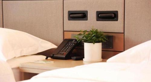 Ένα ή περισσότερα κρεβάτια σε δωμάτιο στο GreenTree Inn Suzhou Industrial Zone Yangcheng Lake Weiting Mong Kok Express Hotel