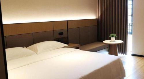Ένα ή περισσότερα κρεβάτια σε δωμάτιο στο GreenTree Inn Suzhou Industrial Zone Yangcheng Lake Weiting Mong Kok Express Hotel