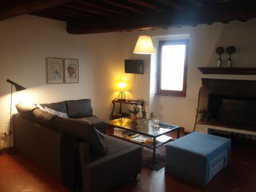 a living room with a couch and a coffee table at Casa Messi in Pitigliano