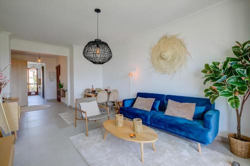 un salon avec un canapé bleu et une table dans l'établissement Lovely Apartment - 5min From Beach - Happy Rentals, à Juan-les-Pins