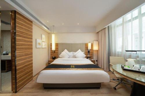 Postel nebo postele na pokoji v ubytování Echeng Hotel Qinzhou Bay Plaza East High-speed Railway Station