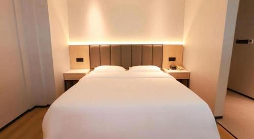 Ένα ή περισσότερα κρεβάτια σε δωμάτιο στο GreenTree Inn Maanshan Hanshan District Jiuwu Square Hotel