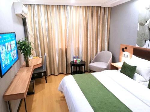 Postel nebo postele na pokoji v ubytování GreenTree Inn Yixing Zhangzhu Express Hotel