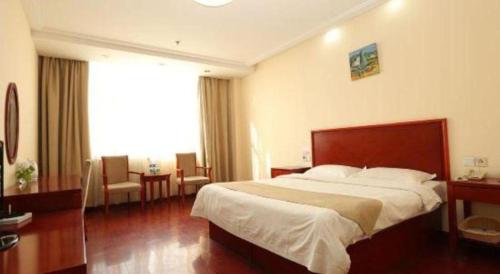 a bedroom with a large bed in a room at GreenTree Inn Tianjin Wuqing Distric Bohai Market in Tianjin