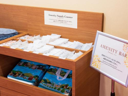 a display case in a hospital room with an efficacy bar at BeppuOnsen Hotel Sansenkaku in Beppu
