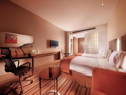 a hotel room with a large bed and a desk at Holiday Inn Express Yangzhou City Center By IHG in Yangzhou