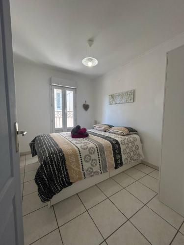 une chambre avec un lit et une fenêtre dans l'établissement Le Marceau, à Mèze