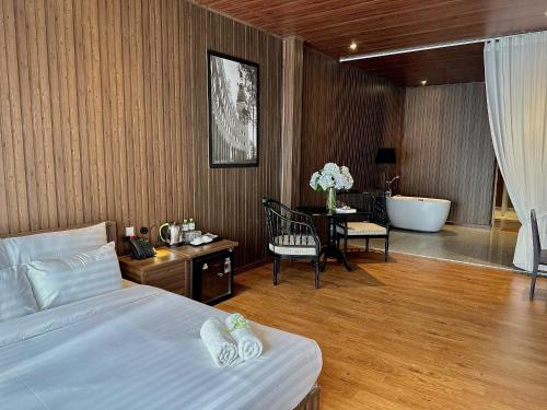 Postel nebo postele na pokoji v ubytování Moc Nha Minh Hotel Da Lat