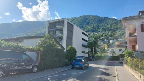 a car parked on a street next to a building at Casa celeste, stanza in appartamento condiviso in Minusio