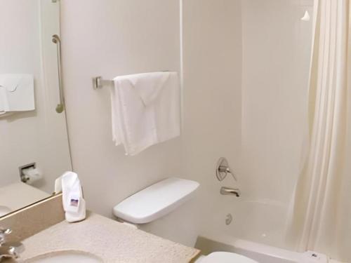 Ένα μπάνιο στο Americas Best Value Inn Jefferson City
